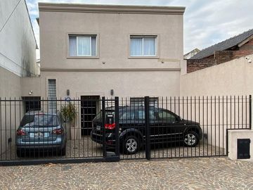 Impecable casa de categoría  reciclada a nuevo de 3 dormitorios en Olivos