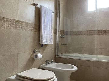 Impecable casa de categoría  reciclada a nuevo de 3 dormitorios en Olivos