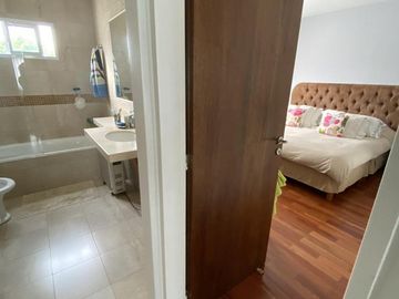 Impecable casa de categoría  reciclada a nuevo de 3 dormitorios en Olivos