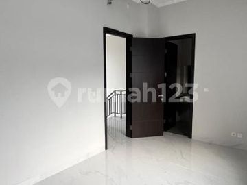 Disewakan Rumah di Kuningan Village Brand New 10X20