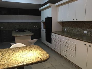 Venta Casa tipo Mansión Urbanización El Rio con Piscina y vista al Lago