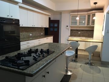 Venta Casa tipo Mansión Urbanización El Rio con Piscina y vista al Lago