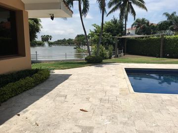 Venta Casa tipo Mansión Urbanización El Rio con Piscina y vista al Lago