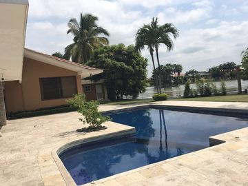 Venta Casa tipo Mansión Urbanización El Rio con Piscina y vista al Lago