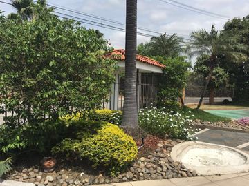 Venta Casa tipo Mansión Urbanización El Rio con Piscina y vista al Lago