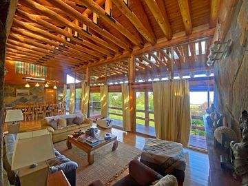 Casa con hermosa vista y acceso al Lago Ranco