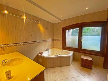 Casa con hermosa vista y acceso al Lago Ranco