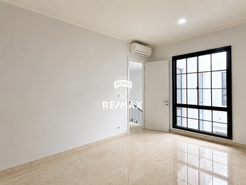 DIJUAL CEPAT! Rumah Brand New Sutera Winona Alam Sutera, View Depan Taman