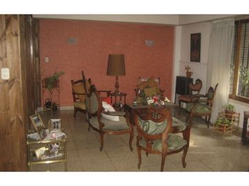Chalet de 210 metros cubiertos. Apto credito. Con parque y garage. Chauvin