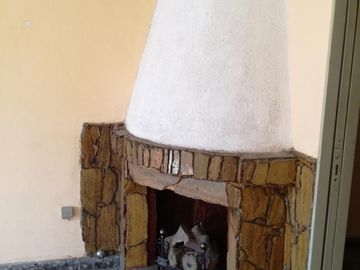 Excelente propiedad multifuncional, posee 2 locales y casa 1er piso 4 amb, garage, pileta y jardín.