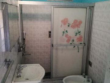 Excelente propiedad multifuncional, posee 2 locales y casa 1er piso 4 amb, garage, pileta y jardín.