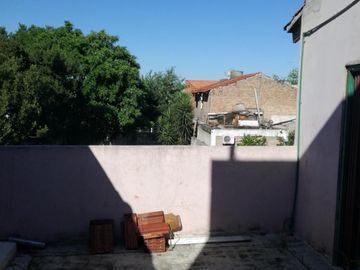 Excelente propiedad multifuncional, posee 2 locales y casa 1er piso 4 amb, garage, pileta y jardín.