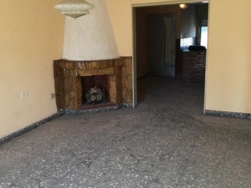 Excelente propiedad multifuncional, posee 2 locales y casa 1er piso 4 amb, garage, pileta y jardín.