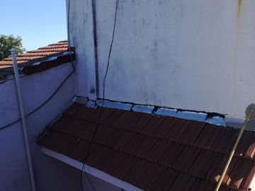 Excelente propiedad multifuncional, posee 2 locales y casa 1er piso 4 amb, garage, pileta y jardín.