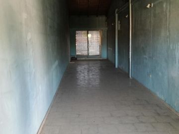 Excelente propiedad multifuncional, posee 2 locales y casa 1er piso 4 amb, garage, pileta y jardín.