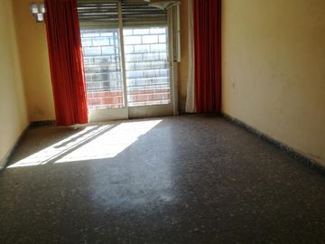 Excelente propiedad multifuncional, posee 2 locales y casa 1er piso 4 amb, garage, pileta y jardín.