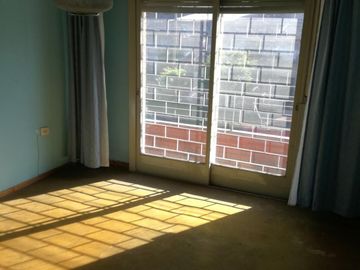 Excelente propiedad multifuncional, posee 2 locales y casa 1er piso 4 amb, garage, pileta y jardín.