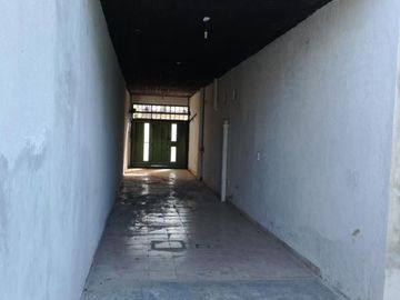 Excelente propiedad multifuncional, posee 2 locales y casa 1er piso 4 amb, garage, pileta y jardín.