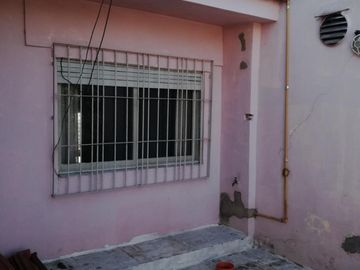 Excelente propiedad multifuncional, posee 2 locales y casa 1er piso 4 amb, garage, pileta y jardín.