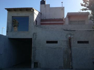 Excelente propiedad multifuncional, posee 2 locales y casa 1er piso 4 amb, garage, pileta y jardín.