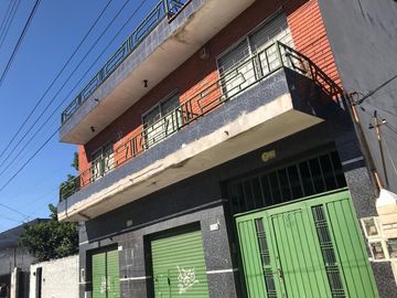 Excelente propiedad multifuncional, posee 2 locales y casa 1er piso 4 amb, garage, pileta y jardín.
