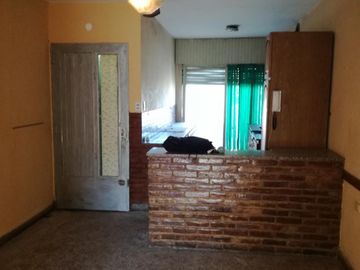 Excelente propiedad multifuncional, posee 2 locales y casa 1er piso 4 amb, garage, pileta y jardín.
