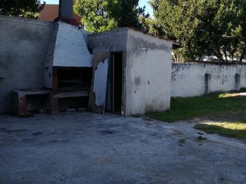 Excelente propiedad multifuncional, posee 2 locales y casa 1er piso 4 amb, garage, pileta y jardín.