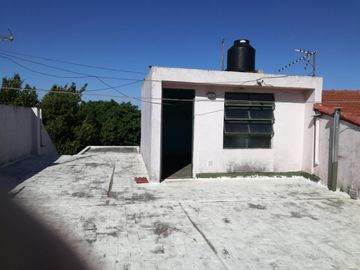 Excelente propiedad multifuncional, posee 2 locales y casa 1er piso 4 amb, garage, pileta y jardín.