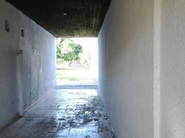 Excelente propiedad multifuncional, posee 2 locales y casa 1er piso 4 amb, garage, pileta y jardín.