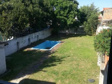 Excelente propiedad multifuncional, posee 2 locales y casa 1er piso 4 amb, garage, pileta y jardín.