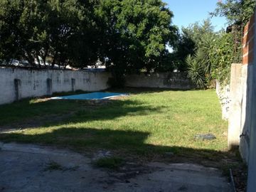 Excelente propiedad multifuncional, posee 2 locales y casa 1er piso 4 amb, garage, pileta y jardín.