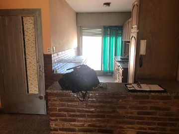 Excelente propiedad multifuncional, posee 2 locales y casa 1er piso 4 amb, garage, pileta y jardín.