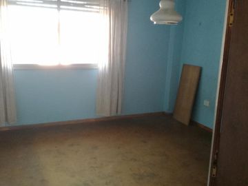Excelente propiedad multifuncional, posee 2 locales y casa 1er piso 4 amb, garage, pileta y jardín.