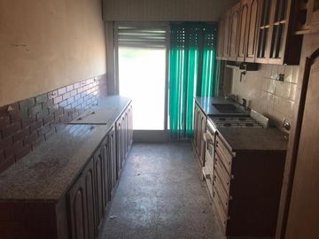 Excelente propiedad multifuncional, posee 2 locales y casa 1er piso 4 amb, garage, pileta y jardín.