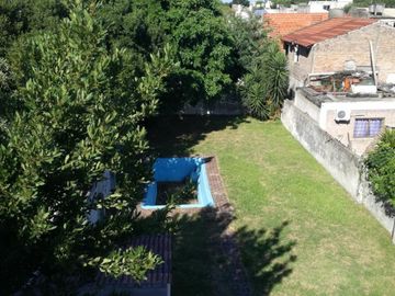 Excelente propiedad multifuncional, posee 2 locales y casa 1er piso 4 amb, garage, pileta y jardín.