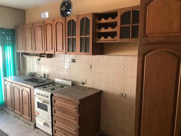 Excelente propiedad multifuncional, posee 2 locales y casa 1er piso 4 amb, garage, pileta y jardín.