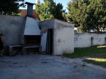 Excelente propiedad multifuncional, posee 2 locales y casa 1er piso 4 amb, garage, pileta y jardín.