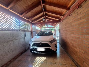 Casa en venta de 5 dorm. y 4 baños en La Florida