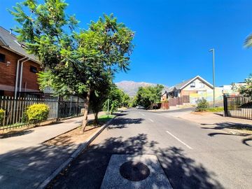 Casa en venta de 5 dorm. y 4 baños en La Florida