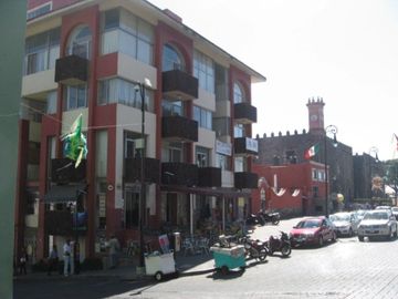 Edificio con frente al zócalo