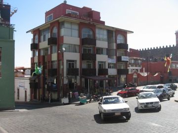 Edificio con frente al zócalo