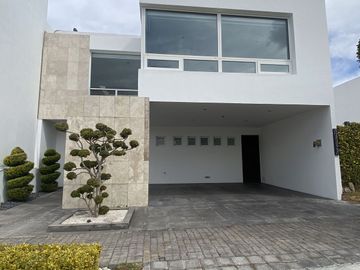HERMOSA CASA EN VENTA CLÚSTER 888 LOMAS DE ANGELOPOLIS I