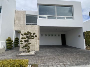 HERMOSA CASA EN VENTA CLÚSTER 888 LOMAS DE ANGELOPOLIS I
