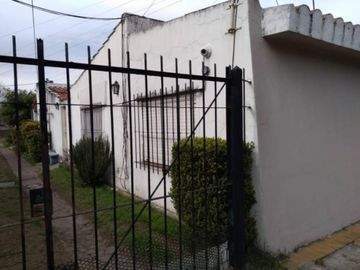 Chalet 3 ambientes  Complejo   Castelar Norte