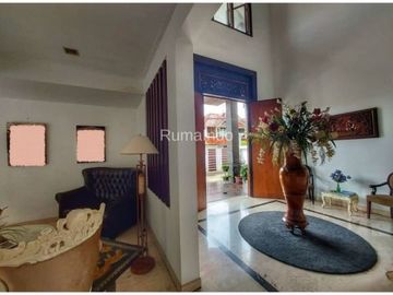 Dijual Rumah Mewah Ada Kolam Renang di Komplek Kesehatan