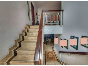 Dijual Rumah Mewah Ada Kolam Renang di Komplek Kesehatan