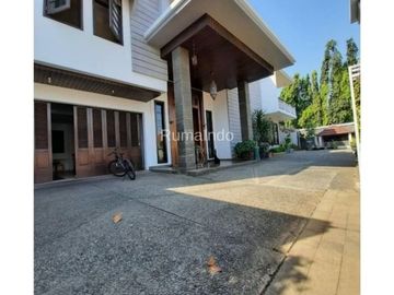 Dijual Rumah Mewah Ada Kolam Renang di Komplek Kesehatan