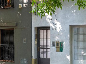 EN VENTA - DEPARTAMENTO DE PASILLO DOS DORMITORIOS CON PATIO - BARRIO ECHESORTU