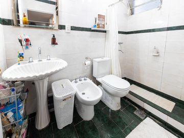 EN VENTA - DEPARTAMENTO DE PASILLO DOS DORMITORIOS CON PATIO - BARRIO ECHESORTU