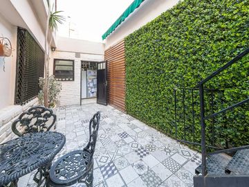 EN VENTA - DEPARTAMENTO DE PASILLO DOS DORMITORIOS CON PATIO - BARRIO ECHESORTU